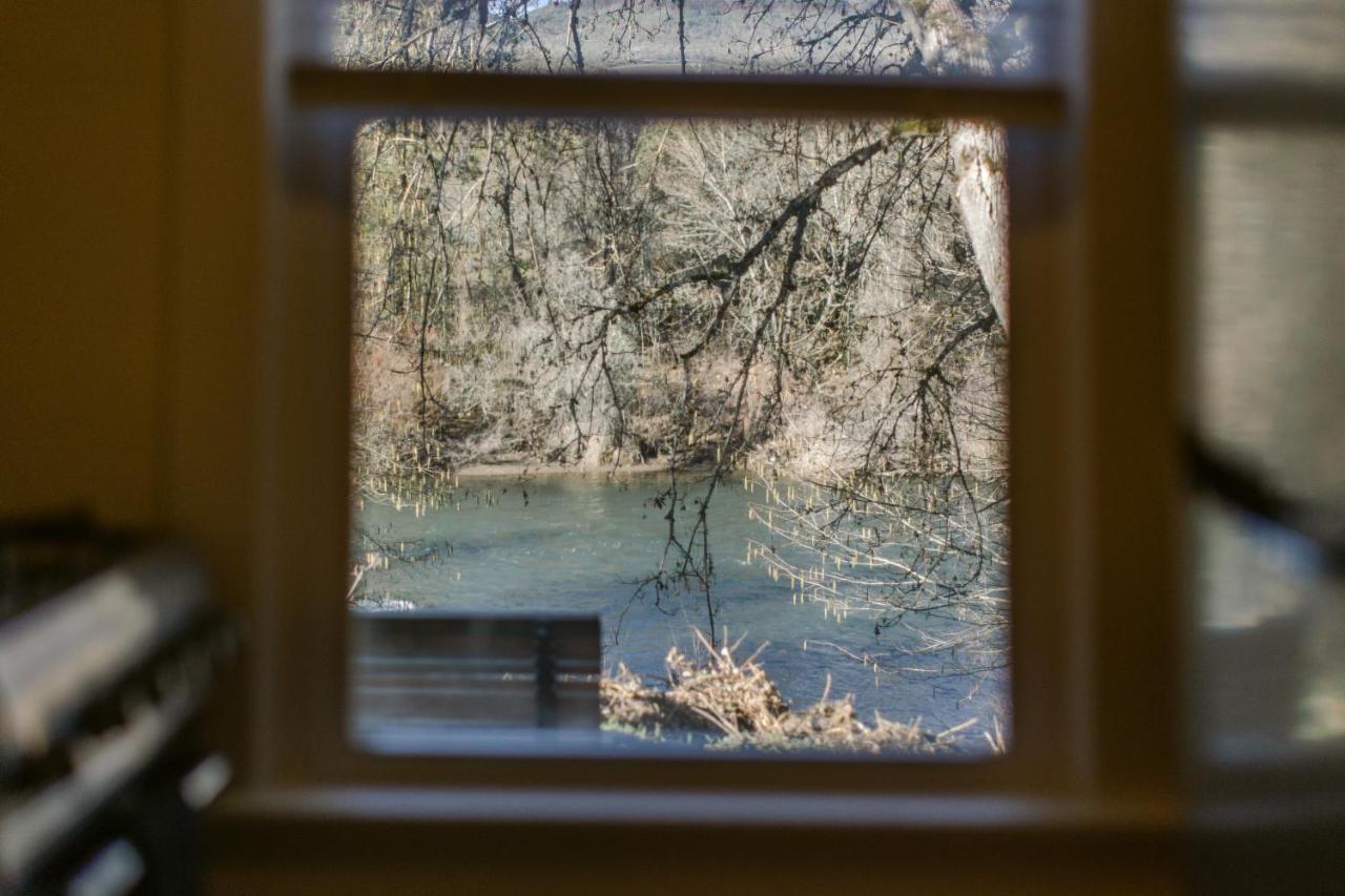 Waterfront River Apartments Rogue River Екстериор снимка