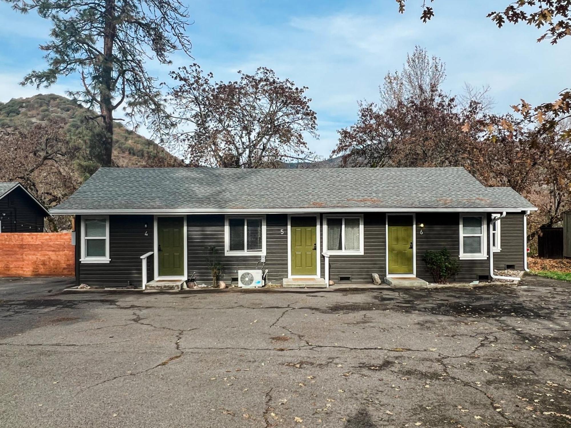 Waterfront River Apartments Rogue River Екстериор снимка