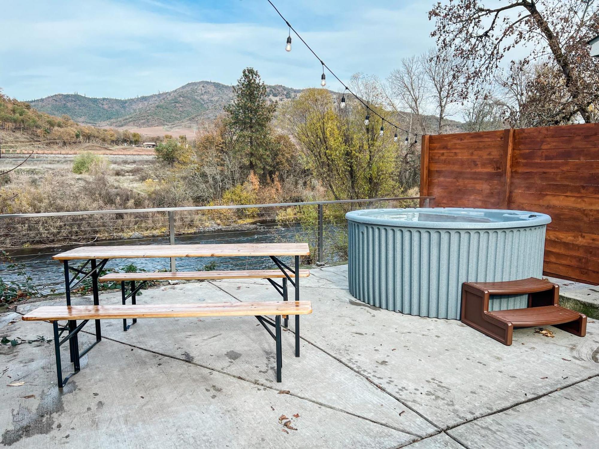 Waterfront River Apartments Rogue River Екстериор снимка