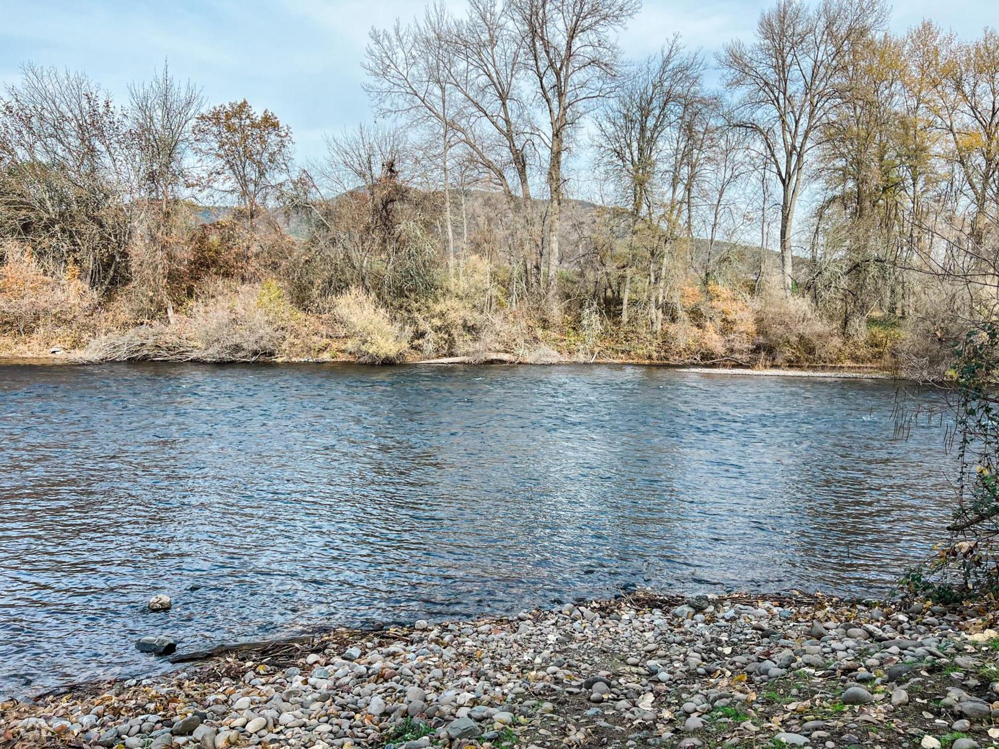 Waterfront River Apartments Rogue River Екстериор снимка